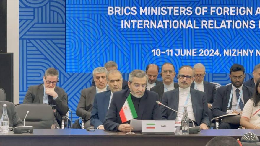 La delegación de Irán en la cumbre de BRICS en la ciudad rusa de Nizhni Nóvgorod (izq.), 11 de junio de 2024.