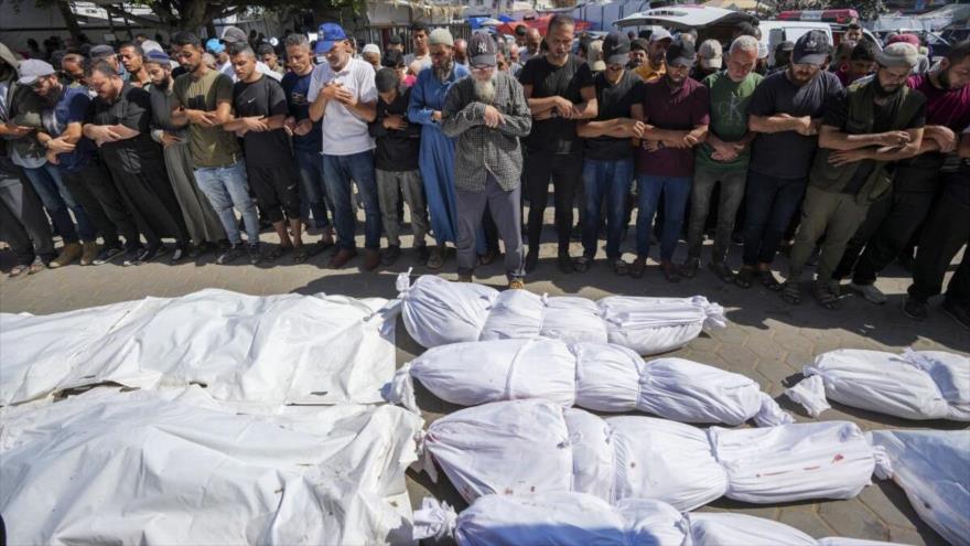 Los palestinos rezan por sus familiares muertos en el bombardeo israelí de la Franja de Gaza.