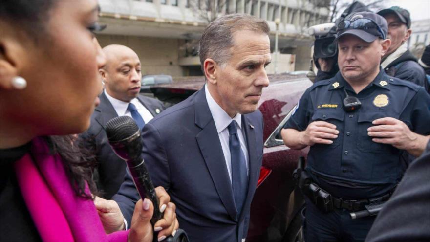 Hunter Biden, hijo de presidente EE.UU., Joe biden, antes de entrar al juicio por posesión de armas.