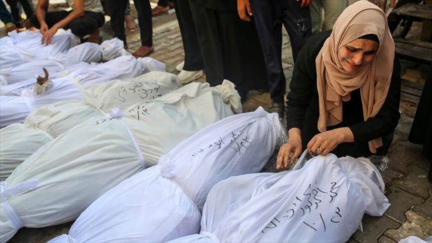 Una mujer llora ante los cuerpos de sus familiares muertos en ataques aéreos israelíes en Deir al-Balah, en el centro de la Franja de Gaza, 23 de octubre de 2023.