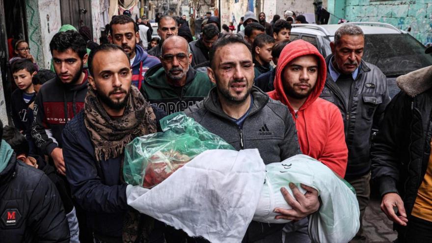 Un padre lleva el cuerpo sin vida de su hija, muerta en un ataque israelí, durante su funeral en Rafah, en la Franja de Gaza. (Foto: AFP)