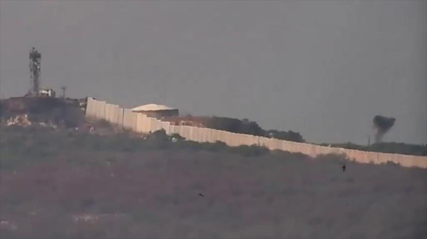 Columna de humo se eleva tras un ataque de Hezbolá a un puesto avanzado israelí en Al-Raheb, cerca de la frontera con El Líbano, 13 de junio de 2024.