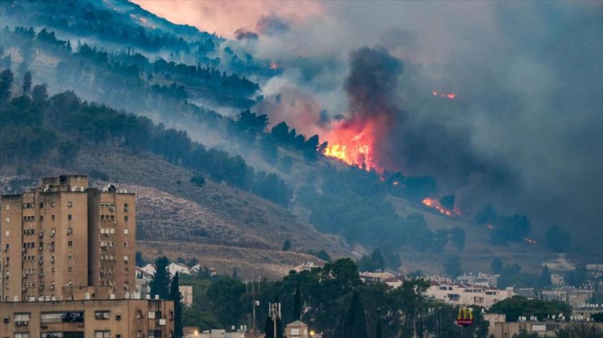 Un gran incendio provocado por cohetes disparados por Hezbolá, en la ciudad norteña israelí de Kiryat Shmona, 3 de junio de 2024. (Foto: Flash90)