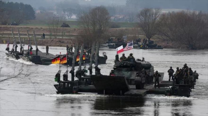 Soldados alemanes transportan soldados estadounidenses en un vehículo de combate de infantería mientras cruzan el río Vístula en un ejercicio de la OTAN, 4 de marzo de 2024. (Foto: Reuters)