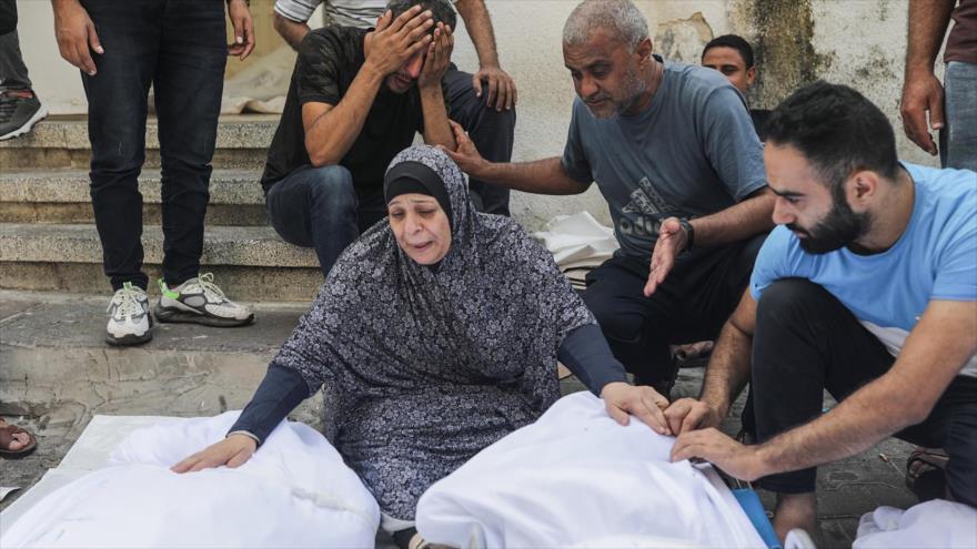 Una mujer palestina llora sobre cadáveres de los miembros de su familia. (Foto: EFE)