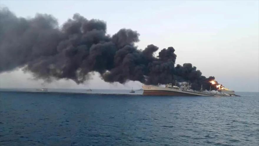 Un buque arde en fuego tras haber alcanzado por misiles yemeníes en el mar Rojo. (Foto: Reuters)
