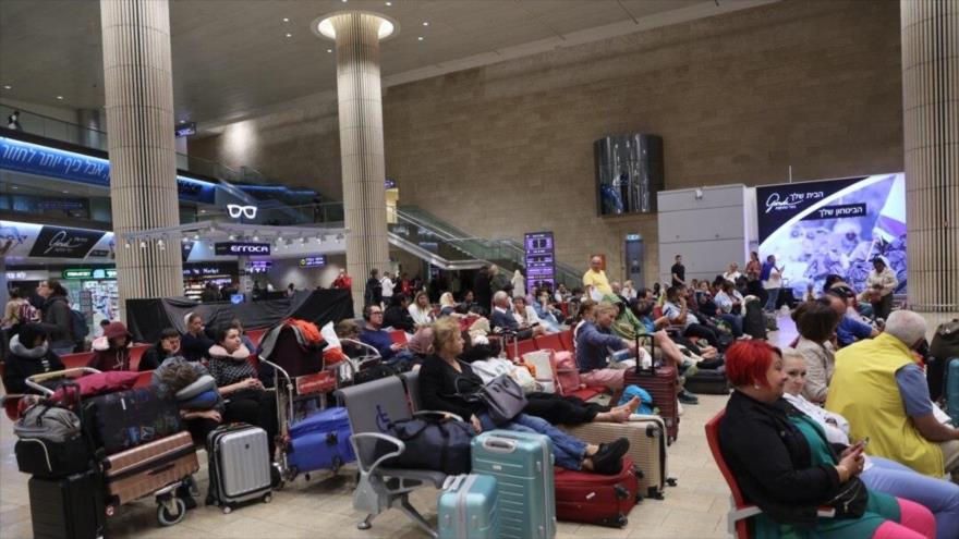 Colonos en el aeropuerto Ben Gurión impacientes por regresar a sus lugares de origen, 7 de octubre de 2023.