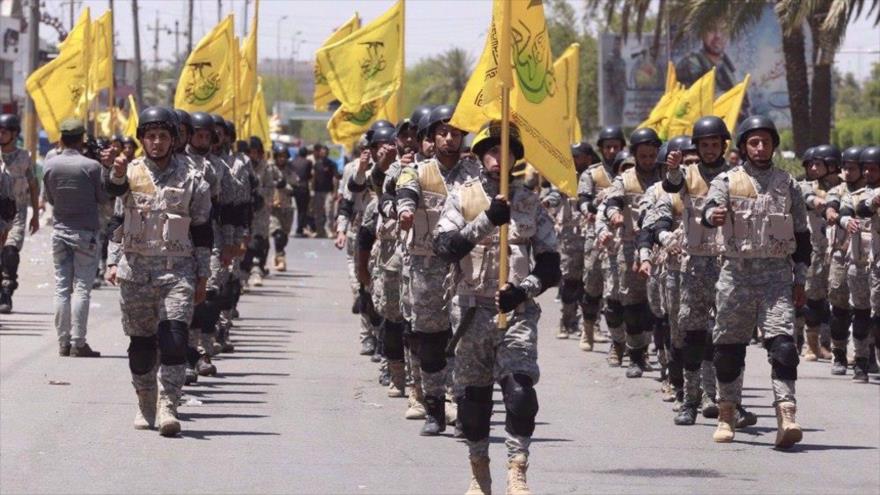 Combatientes de las brigadas de Hezbolá iraquí marchan durante un desfile militar en Bagdad.