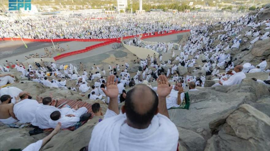 Musulmanes oran en el monte de Arafat en Arabia Saudí en el marco de la peregrinación de Hach, 15 de junio de 2024.