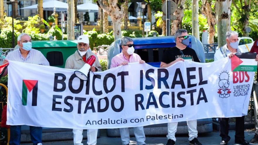 El pueblo andalusí tienen la pancarta de Boicot Israel. 23 de mayo de 2021.