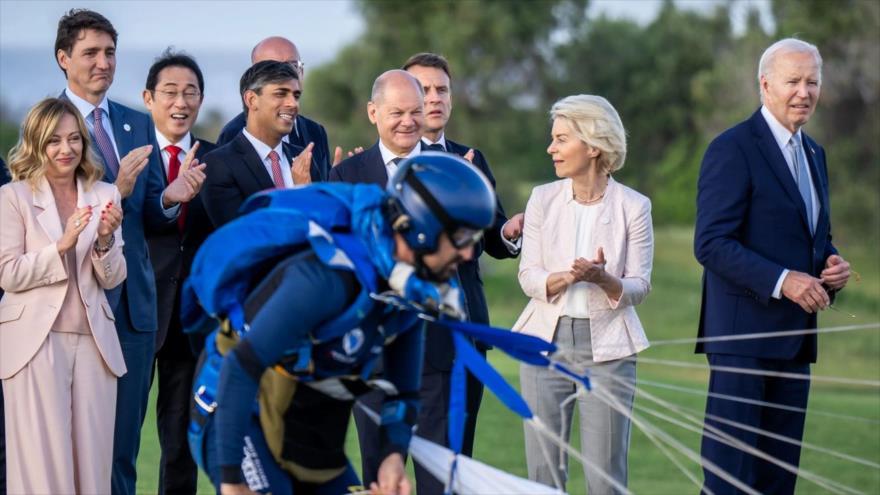 El presidente estadounidense, Joe Biden, junto al resto de líderes del G7 durante una exhibición de paracaidismo en Italia, 14 de junio de 2024. Foto: Europa Press