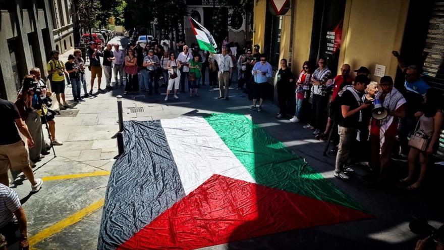 Madrileños simulan cómo los palestinos son bombardeados por Israel