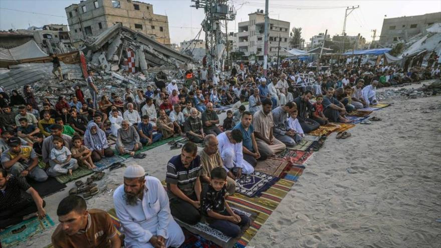 Palestinos asisten a la oración de Eid al-Adha en Jan Yunis, en el sur de la Franja de Gaza, 16 de junio de 2024. (Foto: EPA)