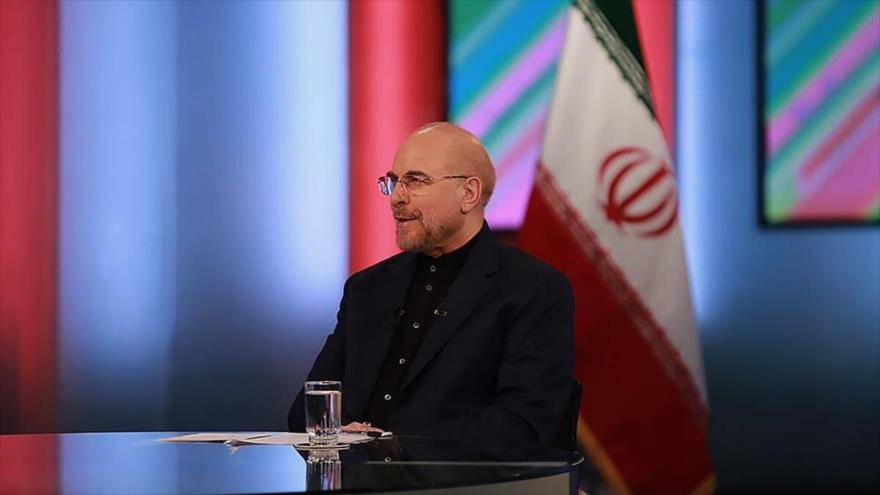 El candidato presidencial iraní, Mohamad Baqer Qalibaf, asiste a un debate televisivo.