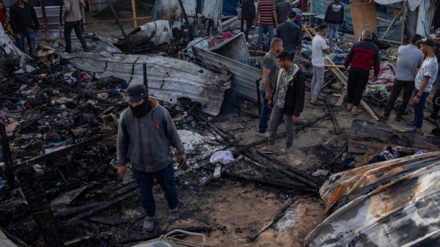Palestinos revisando daños tras ataque israelí contra un campamento de desplazados en Rafah, en sur de Gaza. (Foto: EFE)