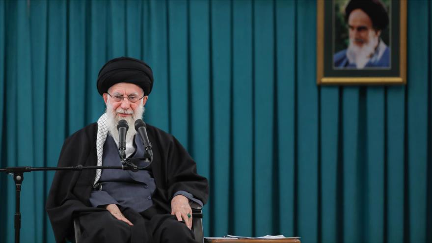 El Líder de la Revolución Islámica de Irán, el ayatolá Seyed Ali Jamenei, durante un encuentro con un grupo de estudiantes. (Foto: Khamenei.ir)