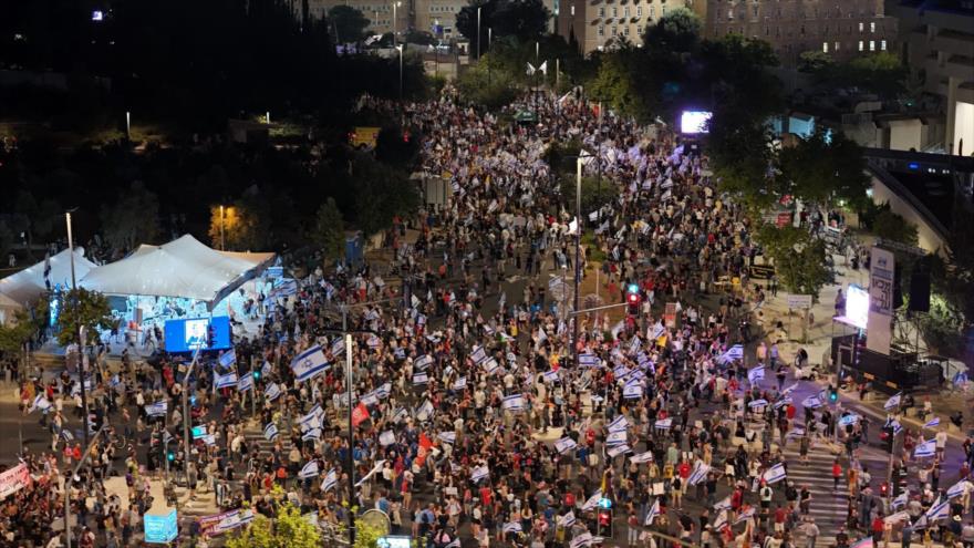 La protesta de israelíes frente nesset en repudio de las políticas del premier israelí, Benjamín Netanyahu, 18 de junio de 2024. 