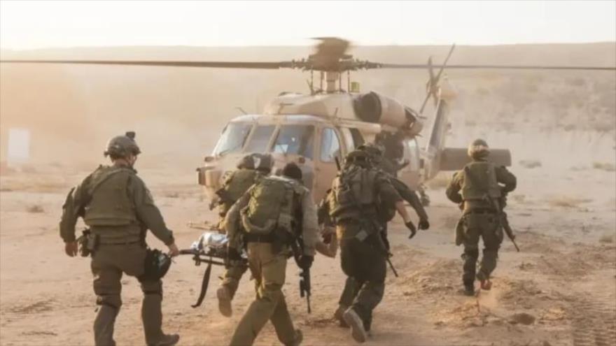 Soldados israelíes evacuan un cuerpo tras un ataque de HAMAS en Gaza.