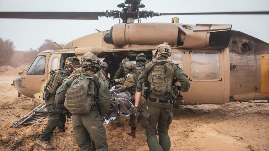 Fuerzas israelíes evacuan a un soldado herido a un helicóptero militar en las afueras de la frontera de Gaza. 