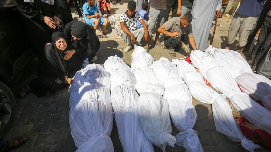 Palestinos lloran la pérdida de sus seres queridos en un ataque israelí al campo de refugiados de Al-Nuseirat, 18 de junio de 2024.