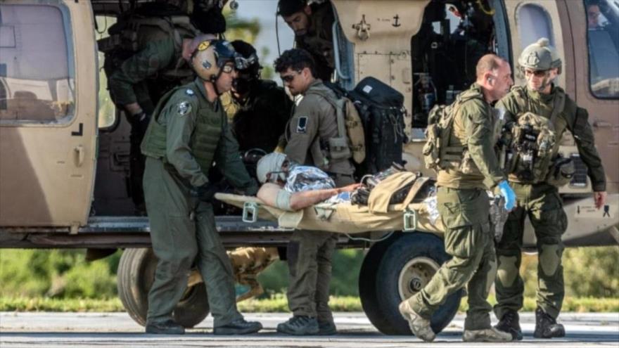 Fuerzas israelíes trasladan a un soldado herido en Gaza.