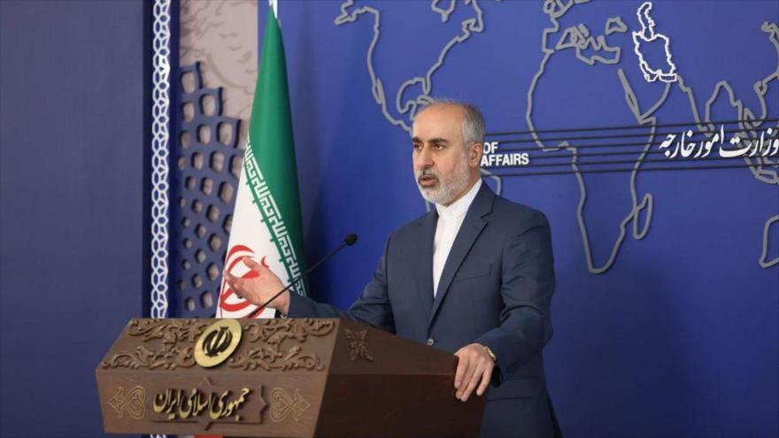 El portavoz de la Cancillería iraní, Naser Kanani, ofrece una rueda de prensa en Teherán, la capital.