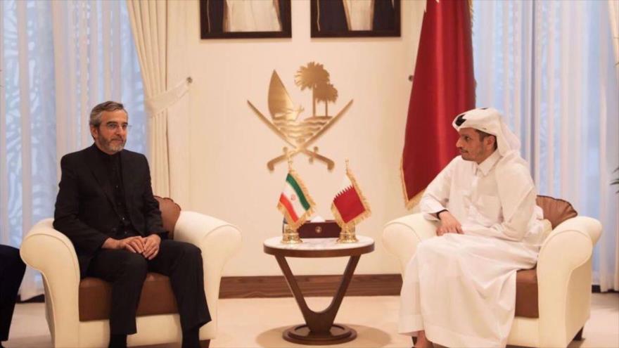 Canciller interino iraní, Ali Baqeri Kani (izq.), se reúne con primer ministro de Catar, Mohamed bin Abdulrahman Al Thani, Doha, 19 de junio de 2024.