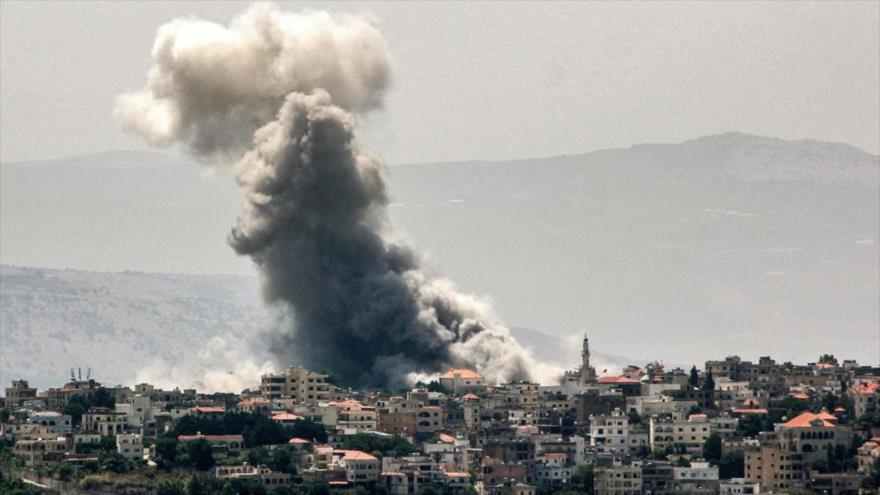 Se eleva humo durante un bombardeo israelí en la aldea de Khiam, en el sur del Líbano, cerca de la frontera con Israel, 19 de junio de 2024. (Foto: AFP)