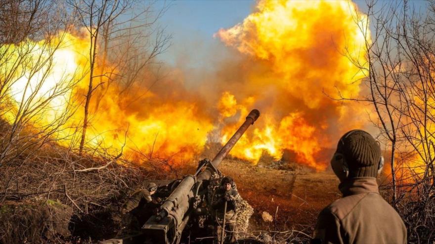 Tropas de Ucrania observan las llamas de un ataque ruso en el frente de Soledar, en la región de Donetsk. Foto: Reuters