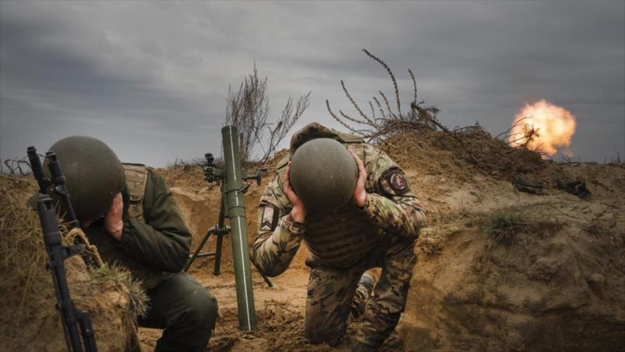 Soldados ucranianos realizan prácticas de fuego en un lugar sin localizar en el norte del país, 8 de noviembre de 2023. (Foto: AP)
