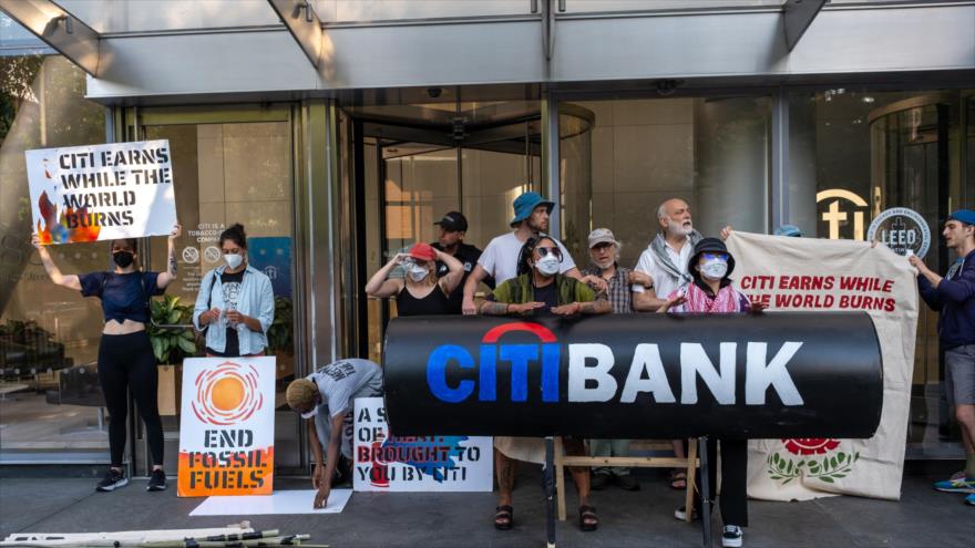 Activistas bloquean puertas de sede de Citigroup en ciudad de Nueva York, 21 de junio de 2024.