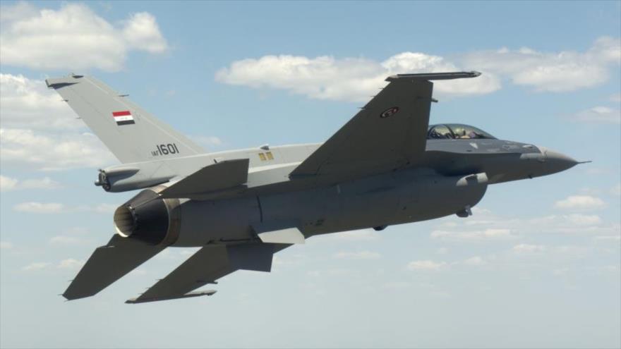 Un caza F-16 del Ejército iraquí en pleno vuelo.