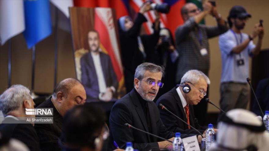 El canciller interino de Irán (2º por dcha.), leyendo mensaje del presidente interino Mohamad Mojber en la 19.ª reunión ministerial de ACD, 24 de junio de 2024.