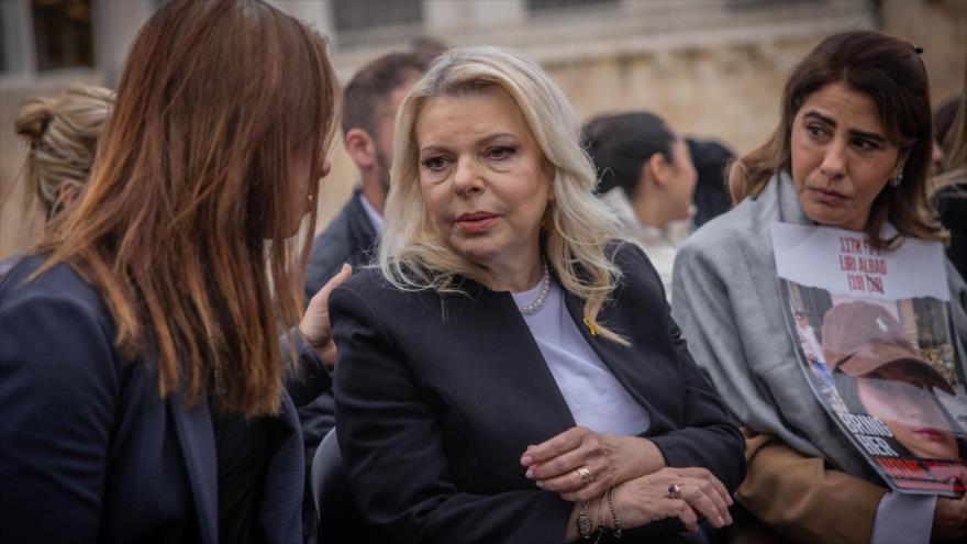 Sara Netanyahu asiste a un acto público con las familias de los retenidos israelíes, en Al-Quds, 21 de marzo de 2024.