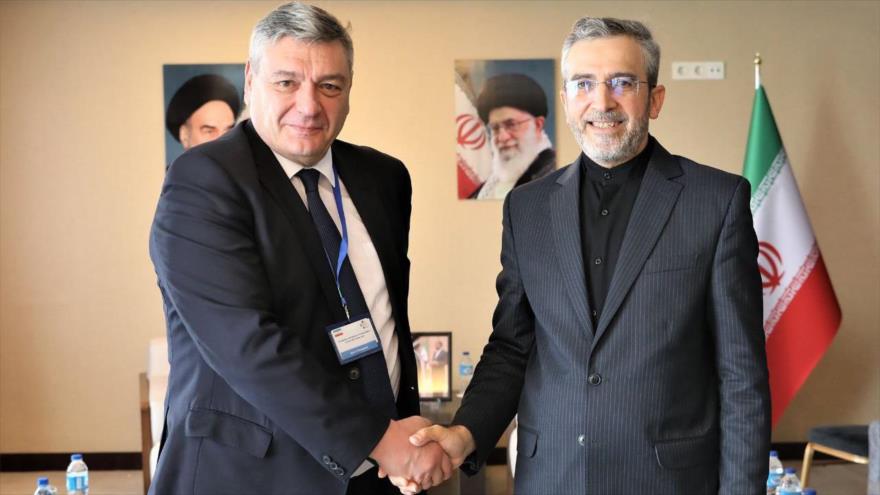 El canciller interino de Irán, Ali Baqeri Kani (dcha.), y el vicecanciller ruso, Andrei Rudenko, se reúnen en Teherán, capital persa, 25 de junio de 2024.