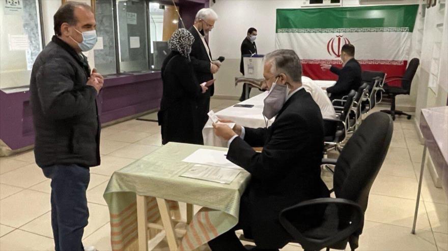 Iraníes residentes en el Reino Unido ejercen su derecho a voto en las elecciones presidenciales 2021 de Irán.