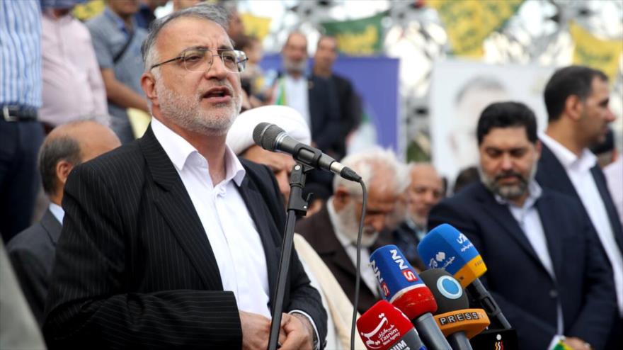 El candidato presidencial iraní Alireza Zakani habal en un mitin en Teherán, la capital, 26 de junio de 2024.