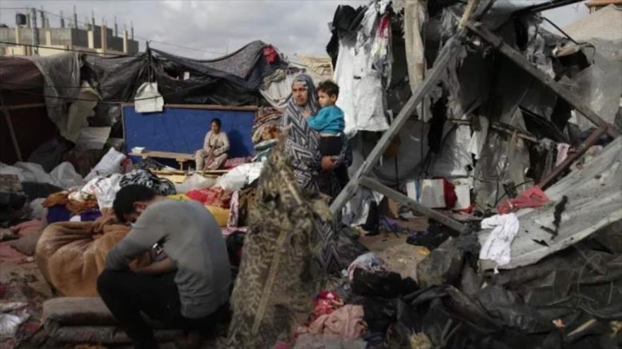 Palestinos desplazados inspeccionan sus tiendas de campaña destruidas por el bombardeo de Israel, al oeste de Rafah, 28 de mayo de 2024. (Foto: AP)