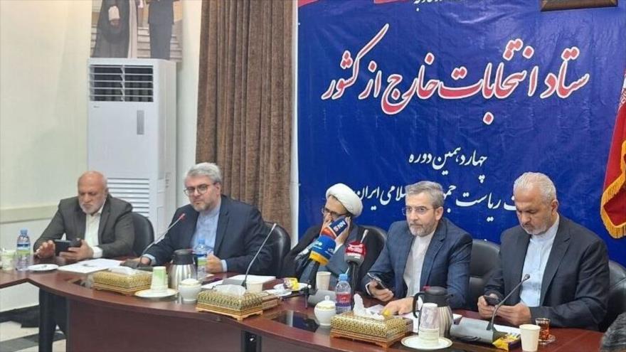 El canciller interino de Irán, Ali Baqeri Kani (c), habla en la sede del comité de las elecciones en extranjero, 28 de junio de 2024.