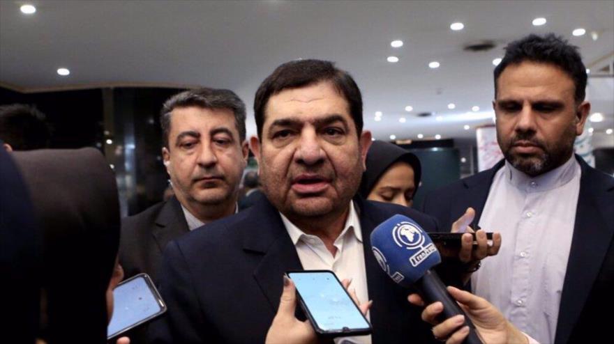 El presidente interino de Irán, Mohammad Mojber, al margen de una visita a un colegio electoral en Teherán ,28 de junio de 2024.