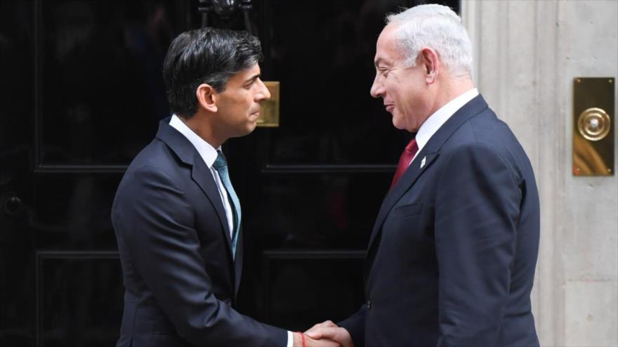 El primer ministro británico, Rishi Sunak (izda.), da la bienvenida a su par israelí, Benjamín Netanyahu, en Londres, 24 de marzo de 2023. (Foto: AP)