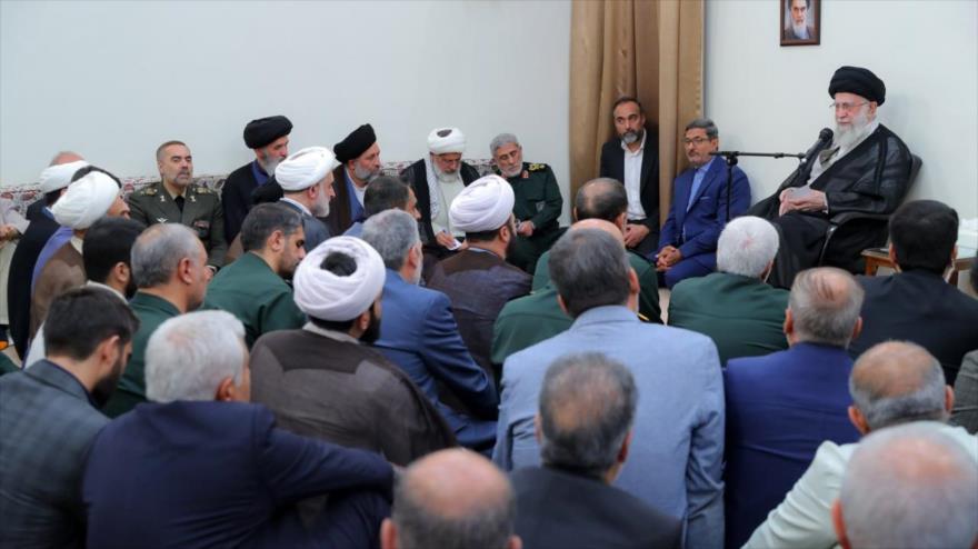 El Líder de Irán, el ayatolá Seyed Ali Jamenei, reunido con organizadores del Congreso de mártires de la Resistencia y defensores de santuarios, 19 de junio de 2024.