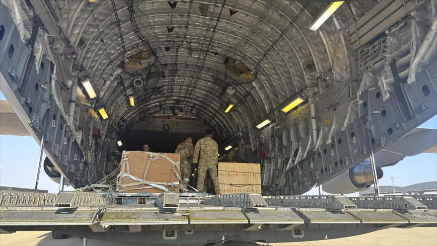 Un C-17 estadounidense con cajas de municiones para Israel en la base aérea de Nevatim, 13 de octubre de 2023. (Foto: AP)