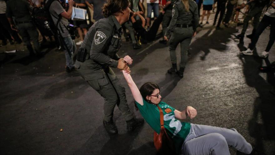 Policía israelí ataca a familias de retenidos durante manifestación | HISPANTV