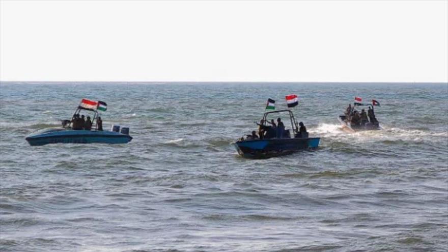 La guardia costera yemení durante un desfile militar en el mar Rojo.