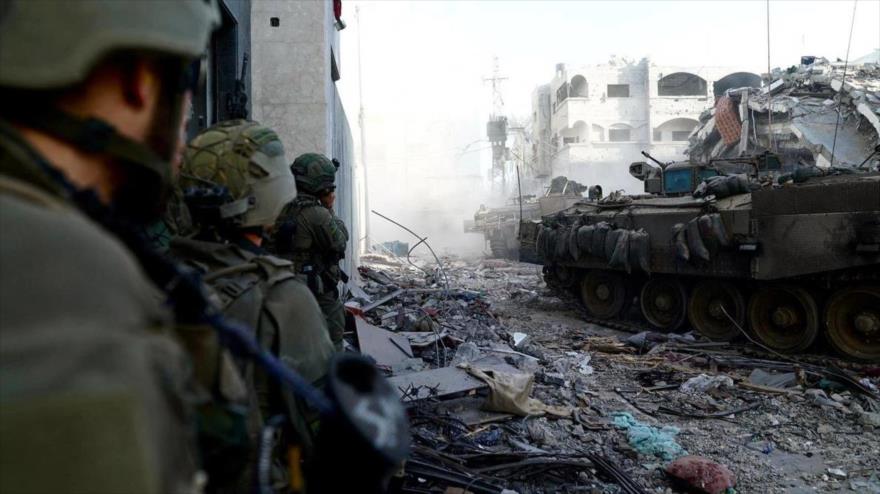 Militares del régimen de Israel durante una operación a gran escala en el barrio de Al-Shuyaiya, en el este de Gaza, 27 de junio de 2024.