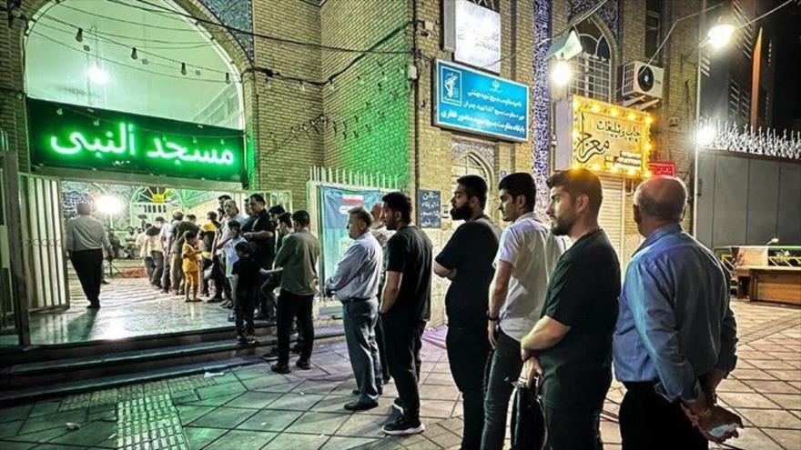 La gente hace colas para votar en las presidenciales en un colegio electoral en Teherán, capital iraní, 28 de junio de 2024.
