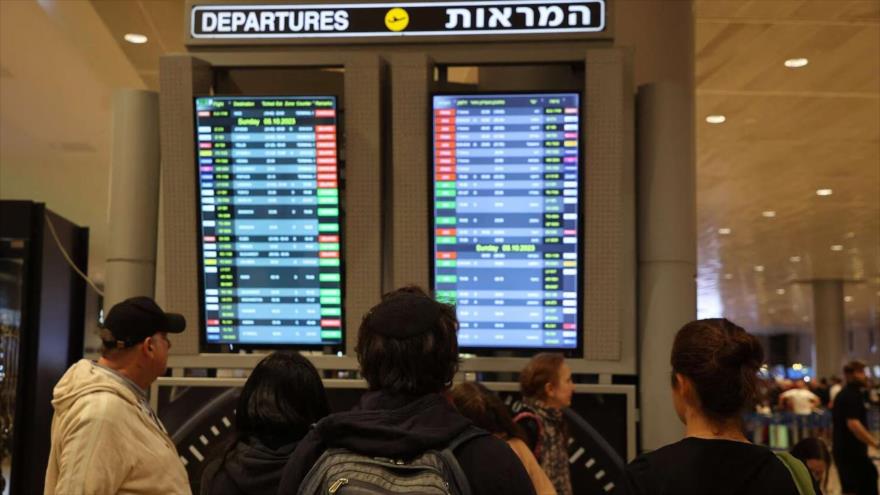 Pasajeros miran un tablero de salidas en el aeropuerto Ben Gurión cerca de Tel Aviv, Palestina ocupada, 7 de octubre de 2023.