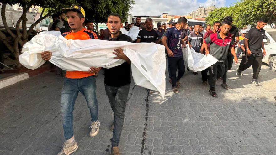Varios palestinos trasladan los cuerpos de familiares muertos en un ataque israelí, en Jan Yunis, en Gaza. (Foto: REUTERS)