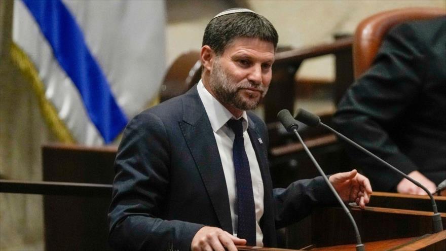 El ministro de finanzas israelí, Bezalel Smotrich, habla en el parlamento del régimen en Al-Quds (Jerusalén), 10 de julio de 2023. (Foto: AP)